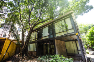 The traditional style of drinking coffee in the heart of London